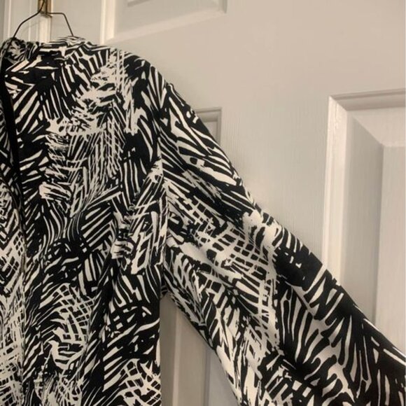 Women’s Size 1X Black and White 3/4 Sleeve Notations Jacket - Picture 3 of 6